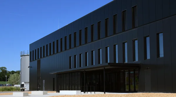 Le nouveau bâtiment de production destiné au lancement de nouveaux médicaments du groupe Bristol Myers Squibb a été inauguré sur le site de Boudry, en présence du président de la Confédération Guy Parmelin.