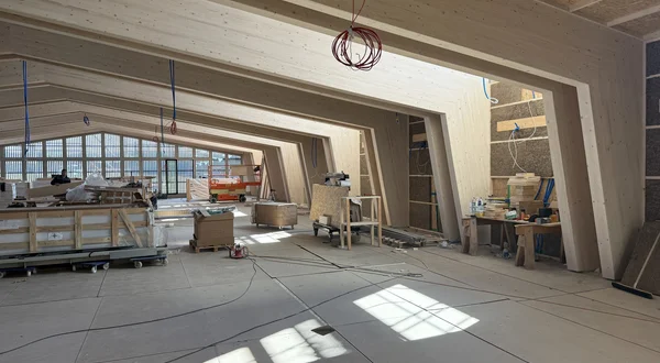 Die Arbeiten an der Gebäudehülle und am Innenausbau schreiten auf der Baustelle des Lagerraums in Les Bois zügig voran.