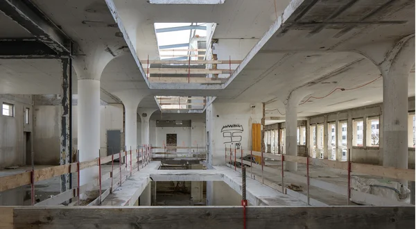 Die Regeneration städtischer Gebiete lädt dazu ein, Industriebrachen als Palimpsest zu betrachten: Flächen, die auf der Grundlage des Bestehenden neu erfunden werden müssen. In Renens zeigt die Umnutzung eines ehemaligen Logistikzentrums in ein multifunktionales Gebäude, dass eine Umgestaltung sinnvoller ist als ein Abriss.