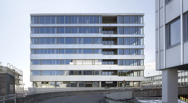 Die neueste Ausgabe von Werk, Bauen + Wohnen, die der Stadt Bern gewidmet ist, befasst sich mit verschiedenen städtebaulichen und architektonischen Projekten im Herzen einer Hauptstadt, die sich mitten im städtischen Wandel befindet.