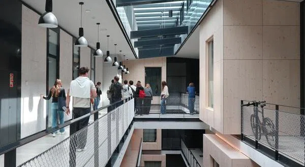 Für den Studio von Emmanuel Rey, den er im Rahmen des Labors für Architektur und nachhaltige Technologien (LAST) an der EPFL leitete, wurde ein Besuch der Creative Factory in Renens organisiert.