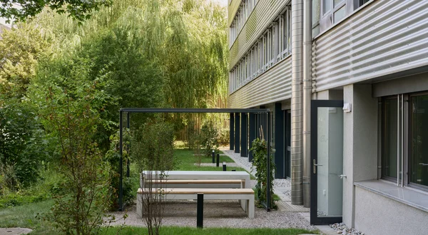 Dieses Gebäude, das 2001 als Bürogebäude errichtet wurde, wurde sowohl architektonisch als auch nutzungsbezogen vollständig umgestaltet.