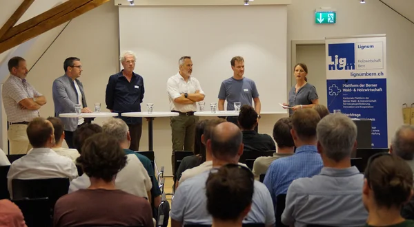 Kathrin Merz, Partnerin von Bauart, moderierte kürzlich eine von Lignum Holzwirtschaft Bern organisierte Podiumsdiskussion zum Thema «Schweizer Holz und Architektur» im Berner Generationen Haus.