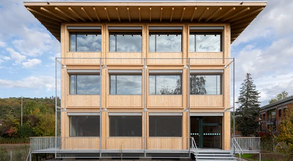 Alina Kretschmer, an architect responsible for the climate and sustainability division at Bauart, recently took part in a presentation at the Chair of Computational Design at RWTH Aachen University as part of the research project “BIM-Based Life Cycle Assessment: Enhancement of the eLCA tool with open BIM standards.”